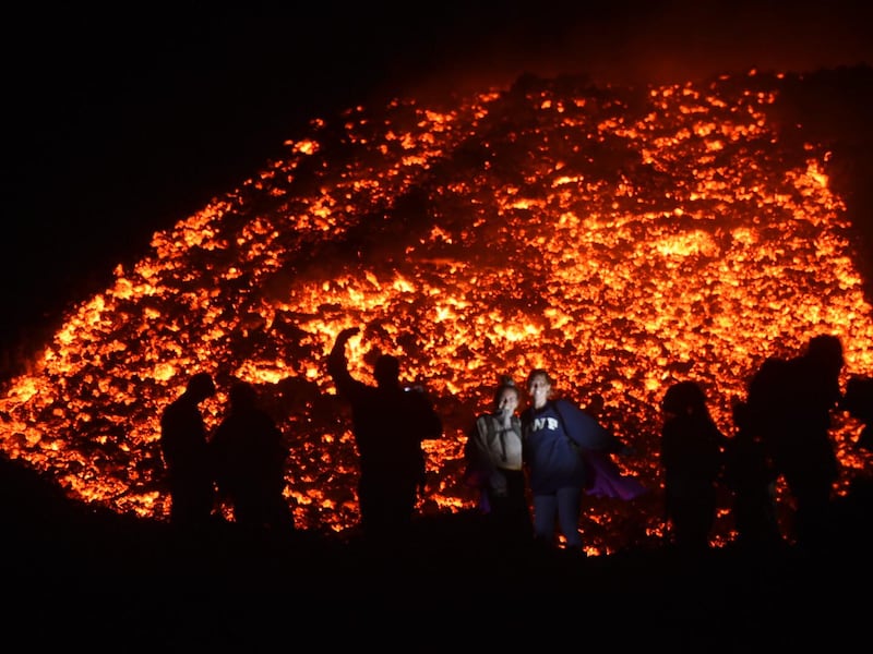 EN IMÁGENES. La "furia" del volcán Pacaya atrae a personas