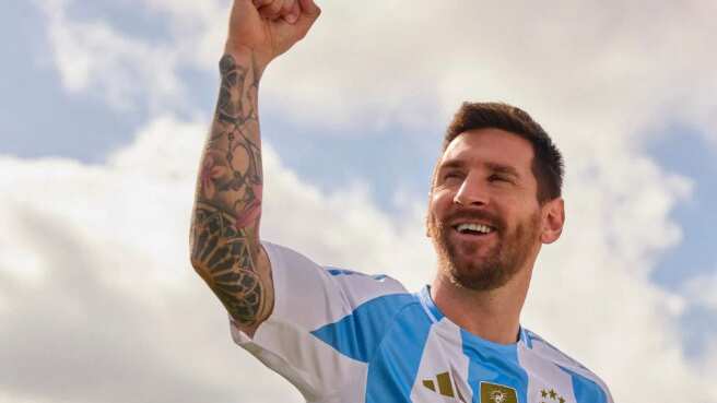Lionel Messi portando la nueva camiseta de Argentina