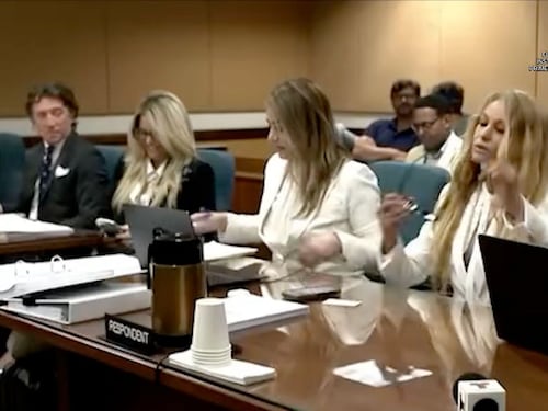 ¡Escándalo en la corte ! Paulina Rubio sufre caída en pleno juicio por la custodia de su hijo
