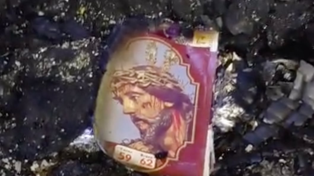 La imagen de Jesús del Rescate quedó intacta en medio de las cenizas. Foto: CBM