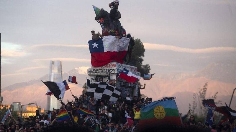 Rage Against The Machine anuncia su retorno con postal de la marcha más grande de Chile