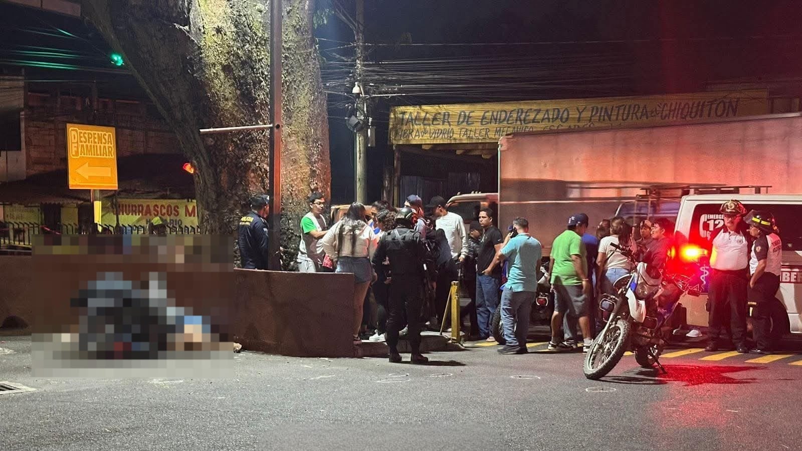 Tres personas fallecidas quedaron en el interior de un parqueo. Foto: CBV
