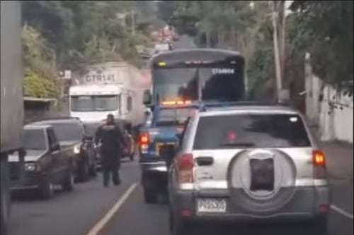 VIDEO. Graban como agentes de la PNC hacen retroceder a un bus por ir contra la vía en Retalhuleu