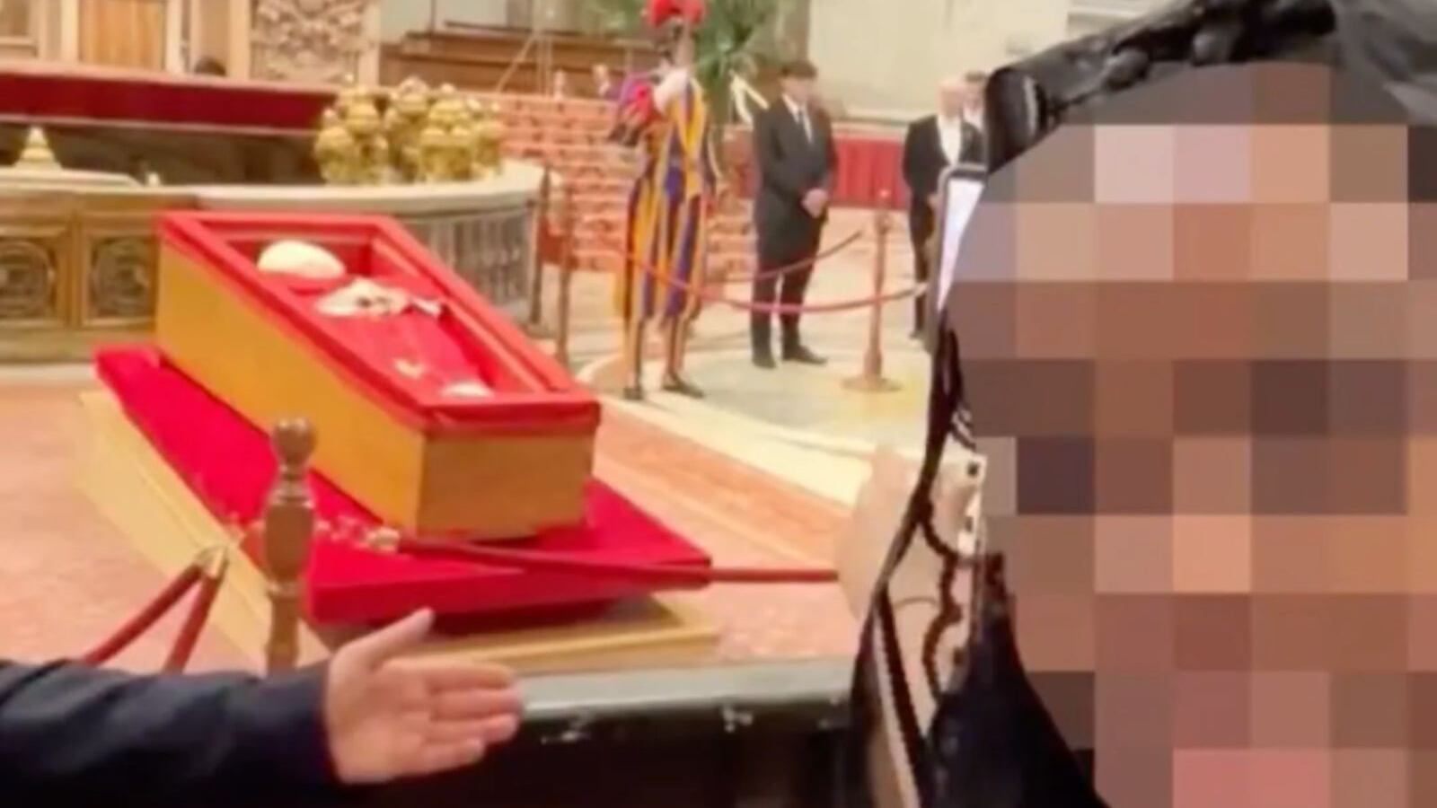 Selfies frente al féretro del Papa Francisco están generando una ola de indignación mundial. ¿Dónde quedó el respeto?