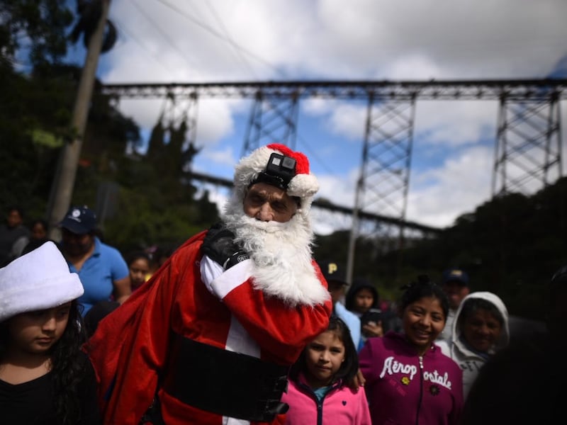 Santa Claus lleva sonrisas a los pequeños de Jesús de la Buena Esperanza