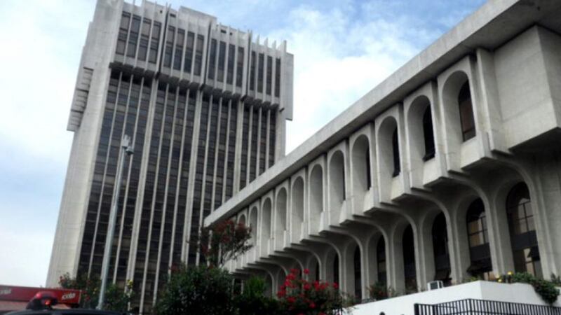 Se entrega exdirector de Emetra, señalado en el caso Caja de Pandora