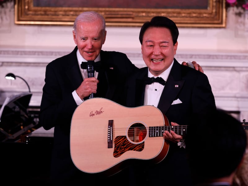 VIDEO: Presidente de Corea del Sur canta una canción en cena oficial en la Casa Blanca