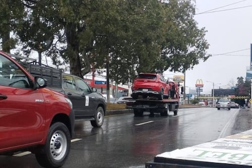 Vientos derriban valla publicitaria en CAES