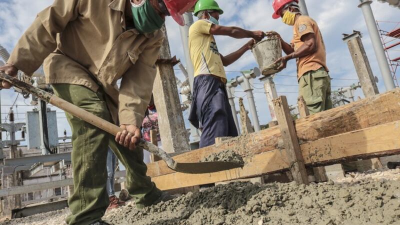 VIDEO. ¡Estiramientos! Constructores realizan sesión de gimnasia antes trabajar en la obra