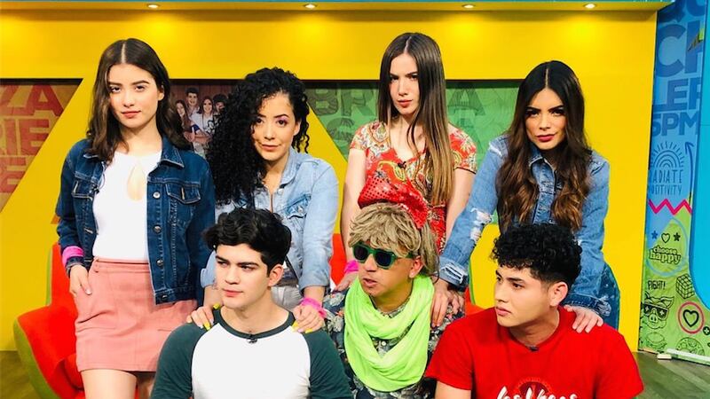 Famoso cantante mexicano confirma romance con presentadora guatemalteca