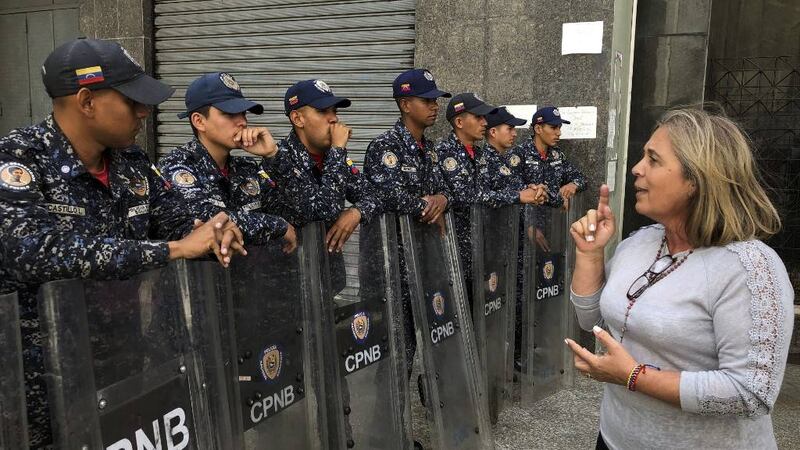 Fuerzas de seguridad bloquean la Asamblea Nacional de Venezuela
