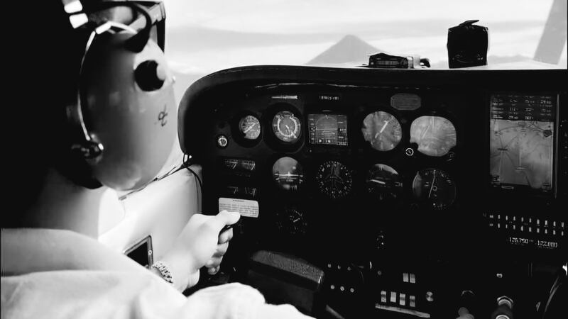 VIDEO. Tres supuestas novias lloran sin consuelo a joven aviador