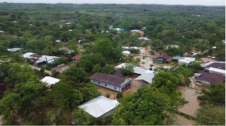 En la zona no hay paso ya que la carretera que conduce a México ha quedado inundada.