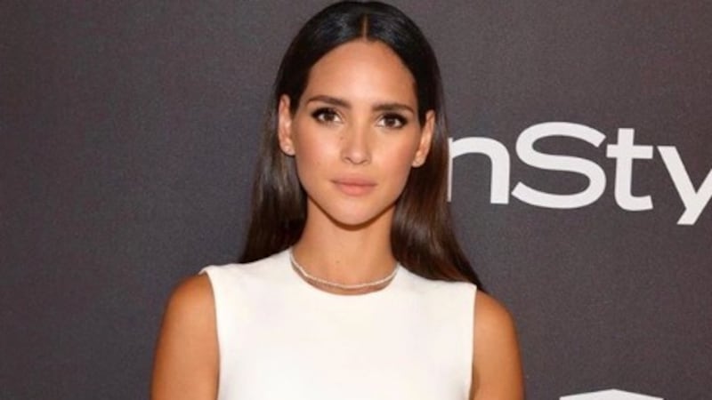 Adria Arjona alarma a sus fans con polémica foto con mascarilla contra el Coronavirus