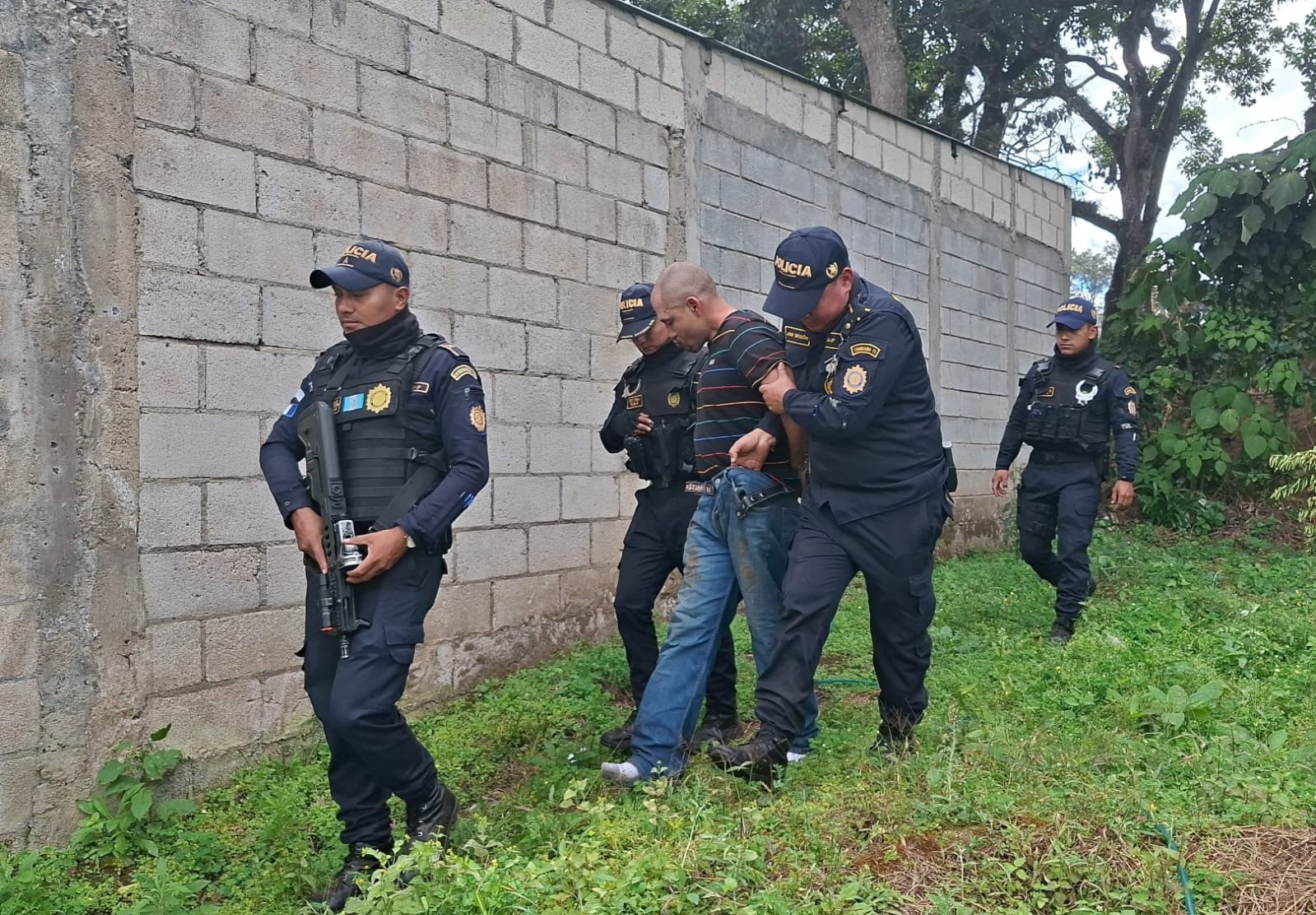 Hombre abre fuego contra exesposa en plena Navidad en Guatemala