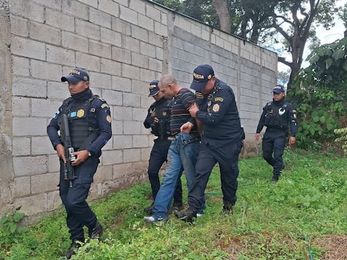 Terror en Navidad: Hombre ataca a balazos la casa de su exesposa en Chimaltenango