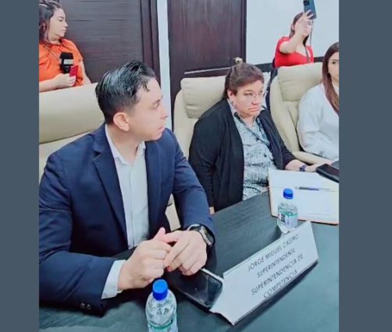 El Superintendente de Competencia, Jorge Miguel Castillo Castro, señaló a Javier Bauer, de haberlo presionado para renunciar.
