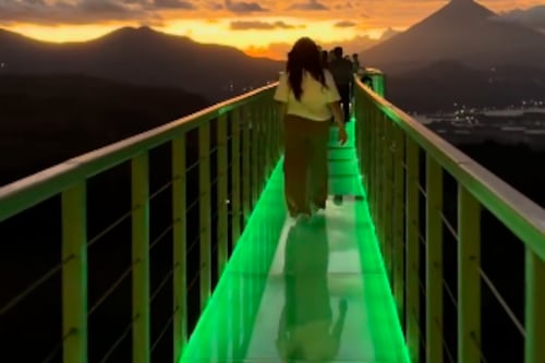 Camina entre las nubes: el puente de vidrio en Villa Canales con vistas de infarto a los volcanes