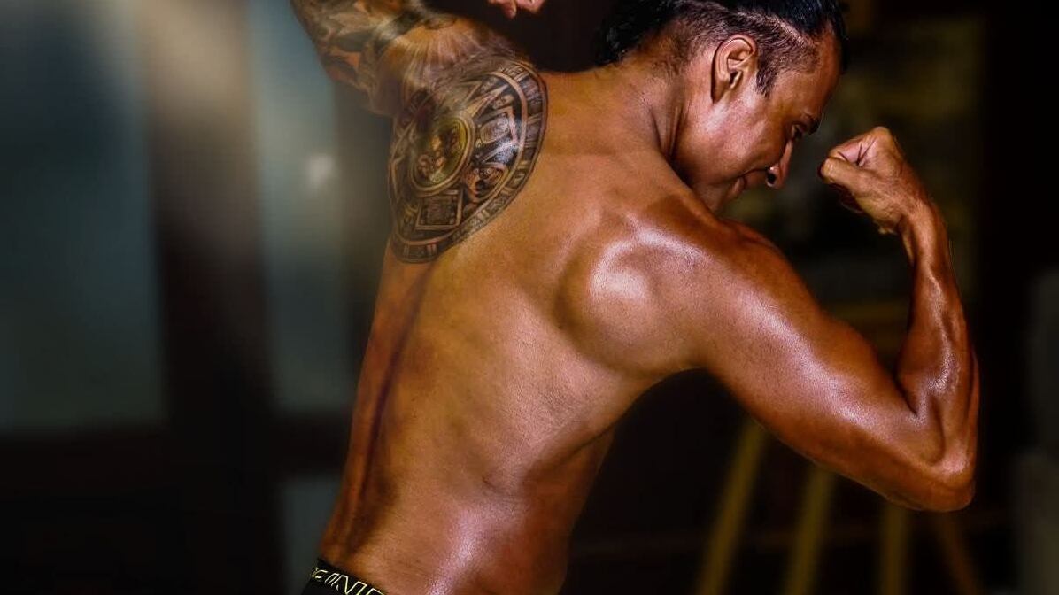 Alcalde de Mixco, sorprende al publicar fotografías de su sesión de bronceado. (Foto: Facebook Neto Bran)