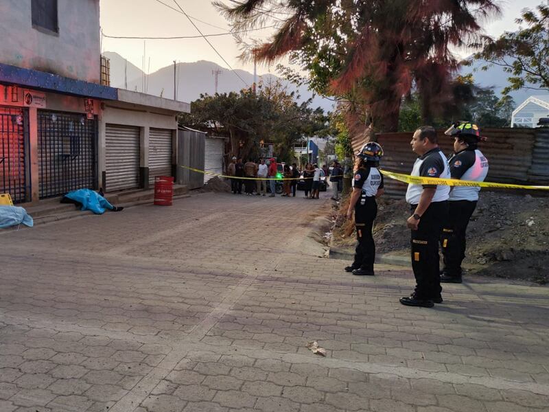 Ataque armado cobra la vida de dos trabajadores en Villa Nueva
