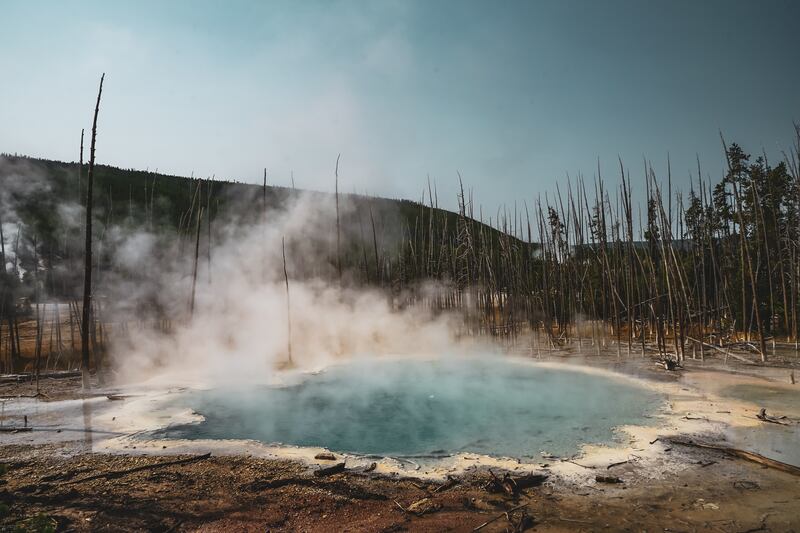 Disminuir la tensión muscular, mejorar la apariencia de la piel y aumentar la circulación sanguínea son algunos de los beneficios más conocidos de las aguas termales. Fotos: Freepik y Unsplash.