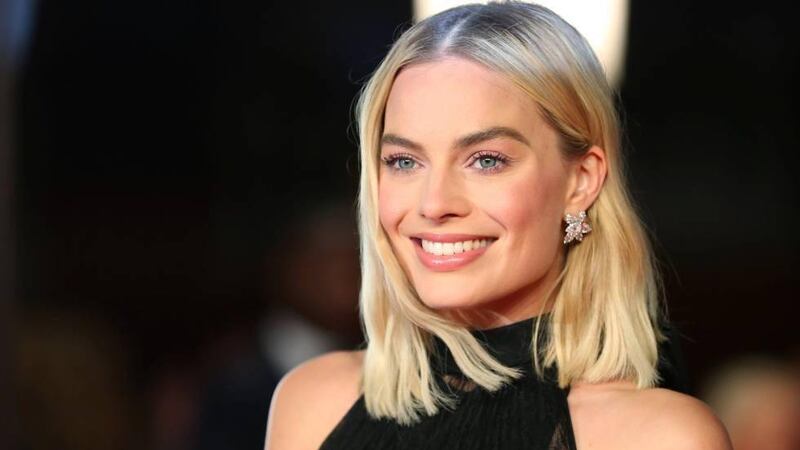 El viento traiciona vestido de Margot Robbie en plena alfombra y casi enseña de más