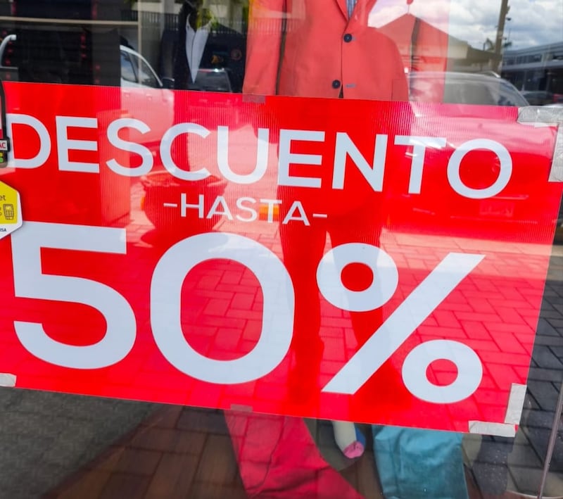 El analista económico, recomendó no realizar compras por el impulso de las ofertas o de manera precipitada. Foto: Stanley Herrarte.