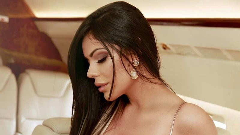 VIDEO. Miss Bum Bum se desnuda para pintarse a la mascota del Mundial y enloquece las redes