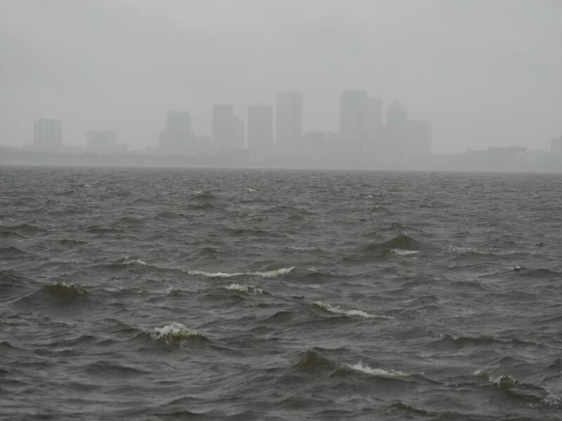 ¿Por qué la Bahía de Tampa se salvó de una mayor catástrofe con el Huracán Milton? Expertos lo explican