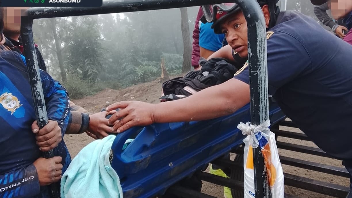 Turista resultó con quemaduras tras erupción de Volcán de Fuego. Foto: Bomberos Departamentales.