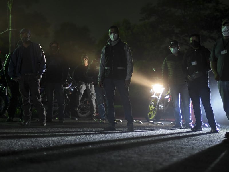 Civiles patrullan armados en San Vicente Pacaya para frenar la violencia y el Covid-19