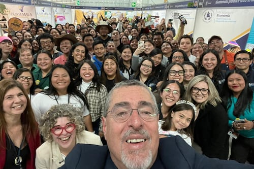 Bernardo Arévalo visita el pabellón MIPYME en Interfer