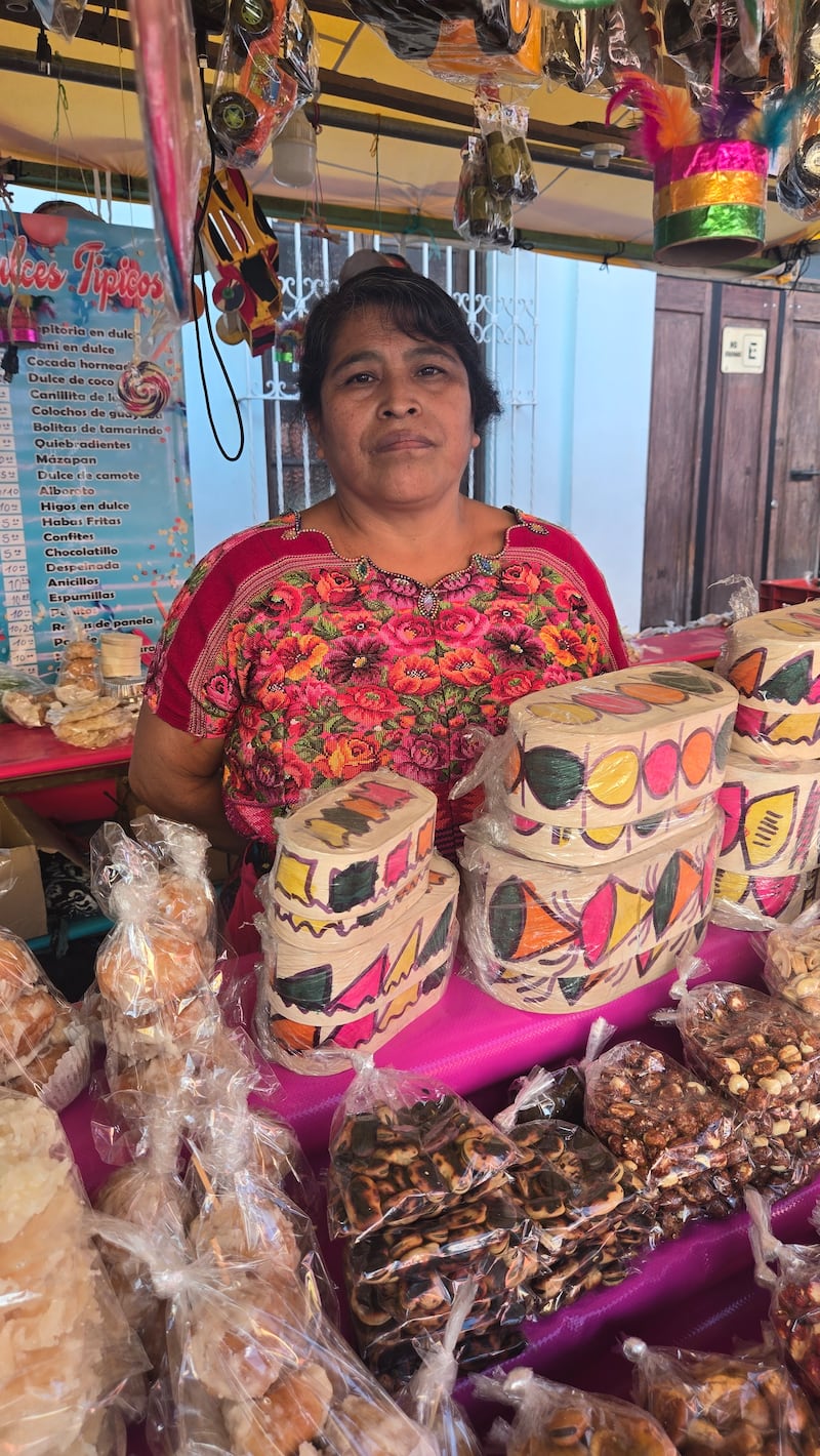 Sebastiana Colac es de San Juan Comalapa, Chimaltenango, que tiene 35 años de montar su puesto de cocadas, rosquillas y canillitas de leche, las favoritas de los capitalinos. Foto: Stanley Herrarte