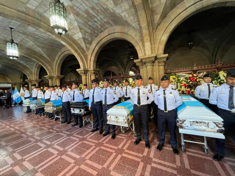 Acto en Gobernación para recordar a los policías caídos durante los ataques de pandilleros.