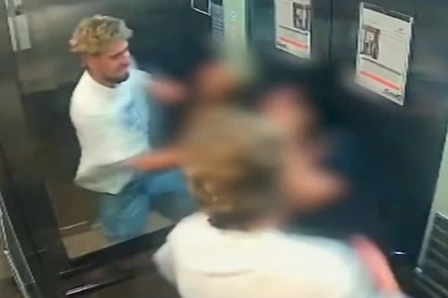 Cámara de un ascensor graba a un turista extranjero agrediendo a su novia