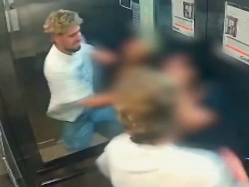 Cámara de un ascensor graba a un turista extranjero agrediendo a su novia