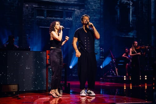 Momento en que Gaby Moreno sorprende en concierto de Ricardo Arjona