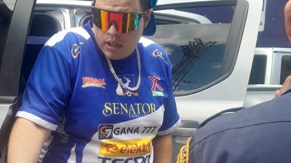 Este aficionado de los venados de Suchitepéquez habría dejado encerrado a su hijo en un picop en Mazatenango.