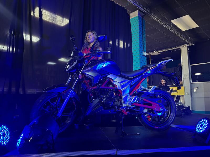 VRC lanza la nueva AHM FURIA 200X: potencia, diseño y tecnología para las calles de Guatemala