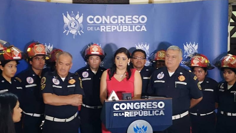Presentan iniciativa de ley para que bomberos reciban salario mínimo