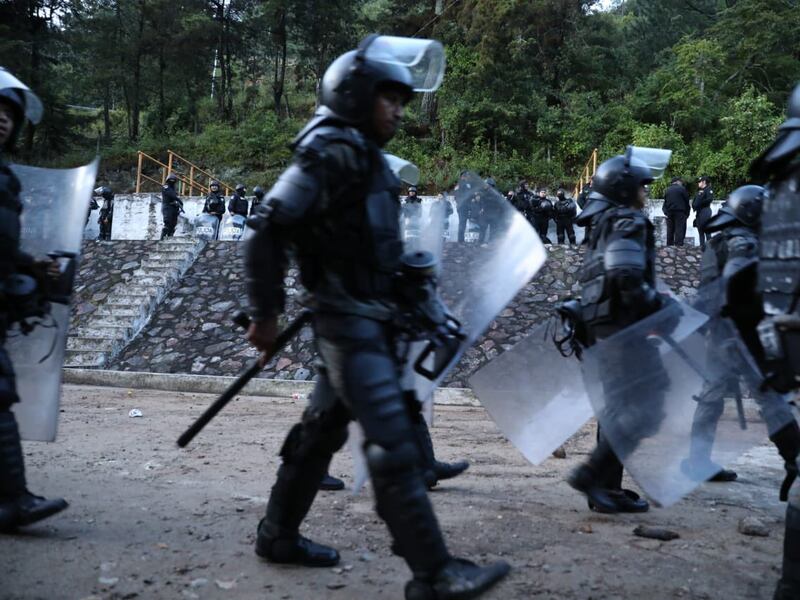 Recuperan control de la represa El Tesoro
