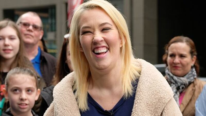 La mamá de Honey Boo Boo celebra haber perdido casi 300 libras con fotos en traje de baño