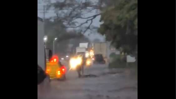 Se salva de ser arrastrado junto a su vehículo en San Sebastián (Foto tomada de video de X)