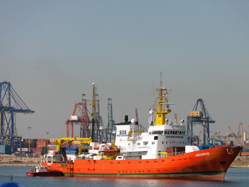 Gobierno británico alquila una embarcación para alojar a solicitantes de asilo