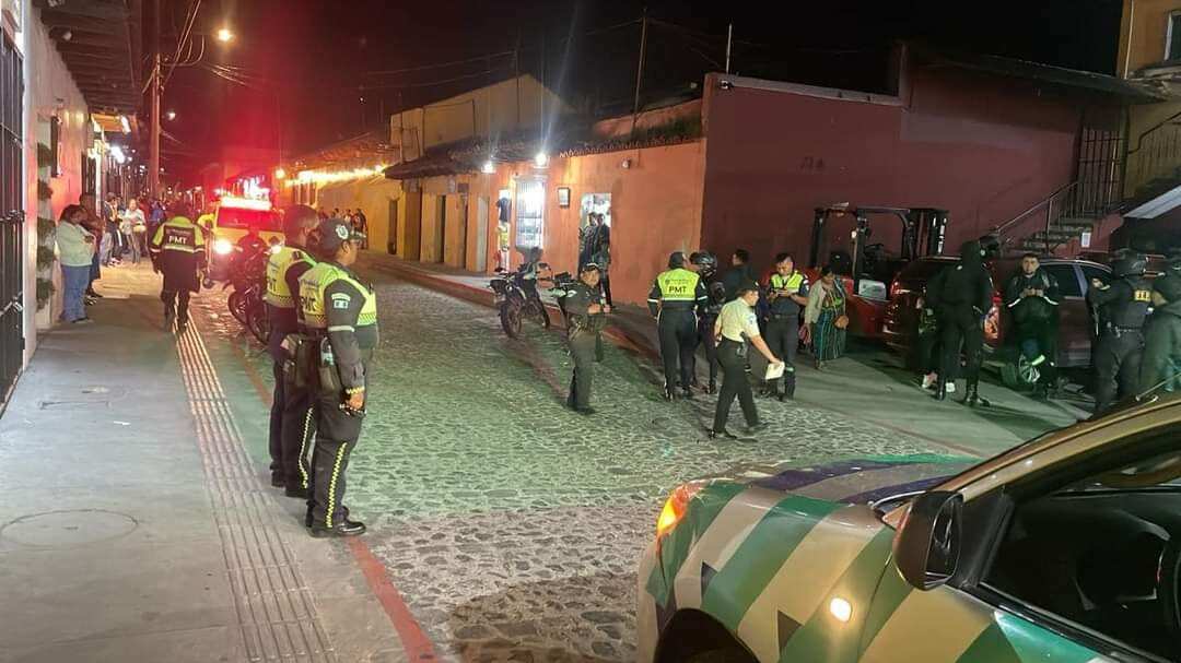 Policias buscan a un vecino de la Antigua Guatemala que agredió a un PMT.