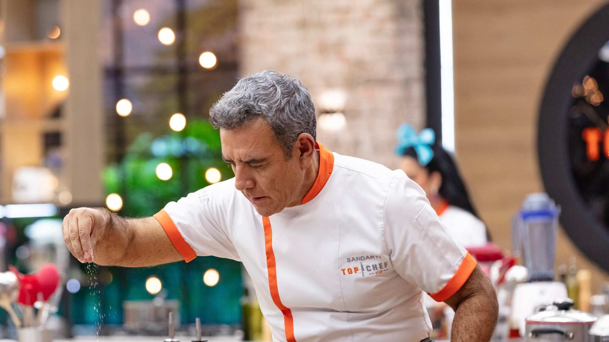 El guatemalteco, Héctor Sandarti, preparó ayer un pepián, platillo al que llamó "Mi tierra chapinlandia". Foto: Redes sociales.