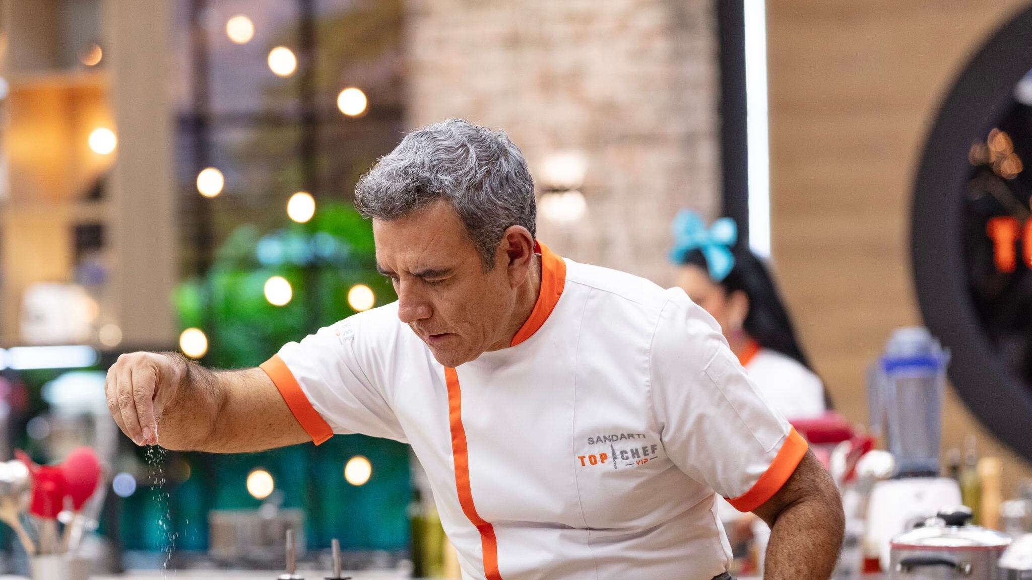El guatemalteco, Héctor Sandarti, preparó ayer un pepián, platillo al que llamó "Mi tierra chapinlandia". Foto: Redes sociales.
