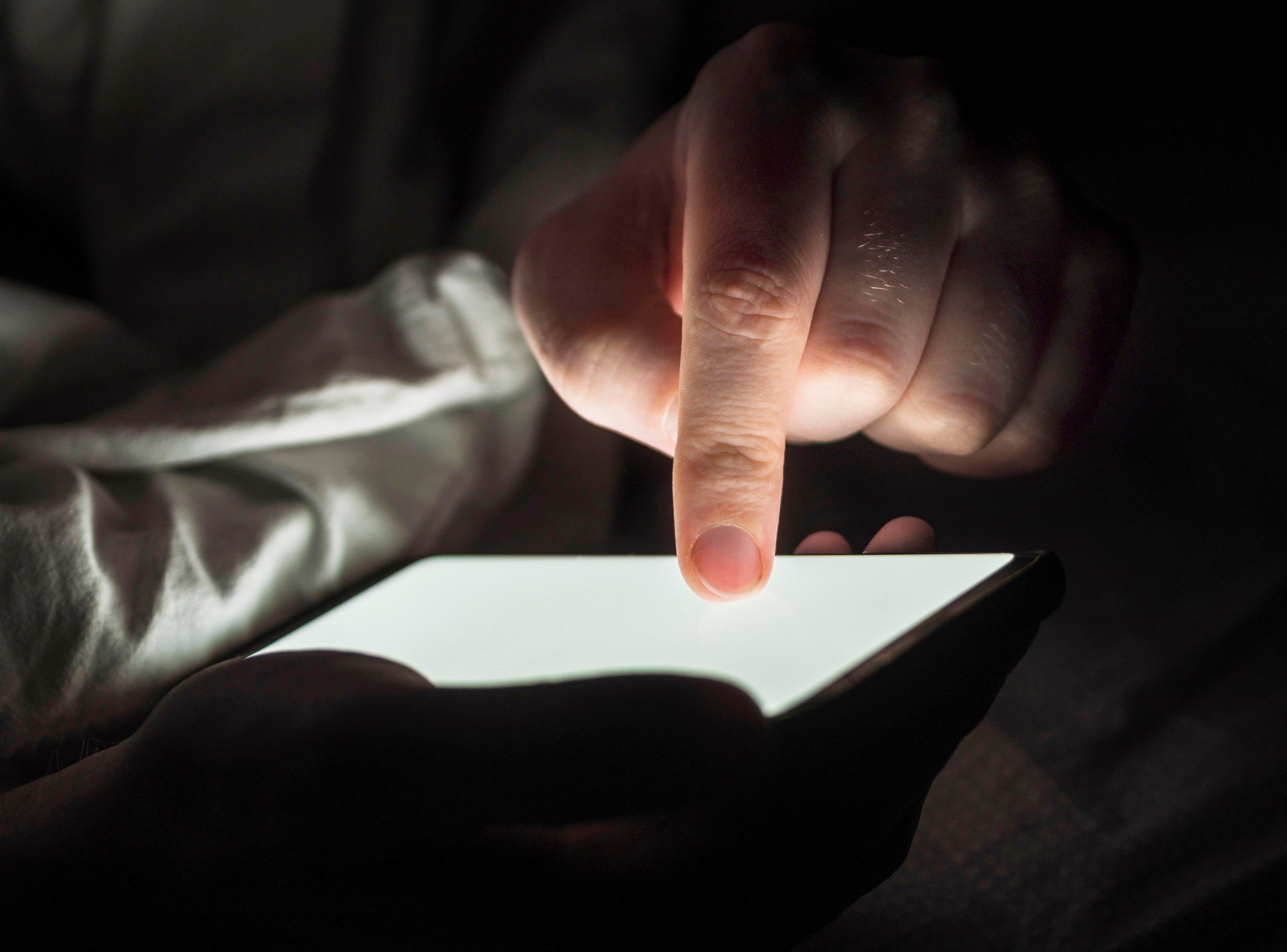 Si bien existen muchas historias de éxito de personas que encontraron el amor y a su pareja en línea, también hay muchos casos de estafas de citas en línea, las cuales están van en aumento. Foto: Freepik.