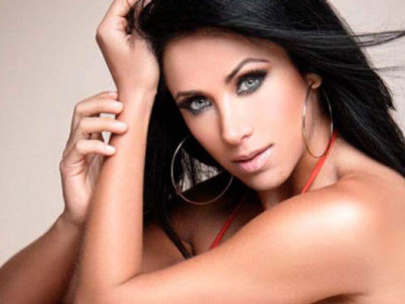 VIDEO. En un descuido, Mónica Noguera deja ver su ropa interior