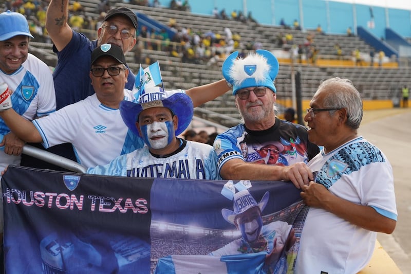 Aficionados apoyando a la Selección Nacional.
